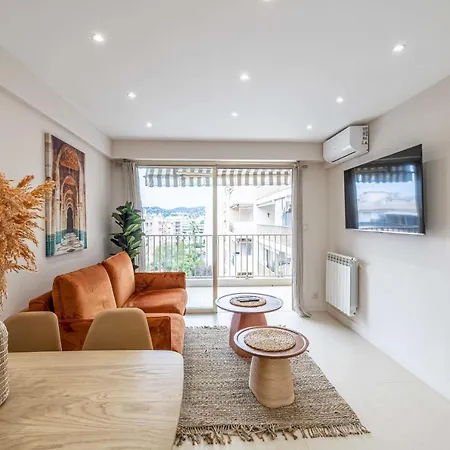 Апартаменти Renovated Flat 250m From The - Town Centre