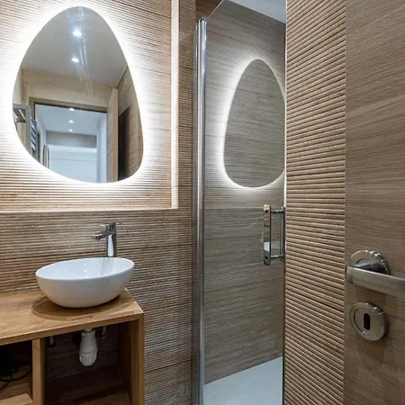 Апартаменти Renovated Flat 250m From The - Town Centre