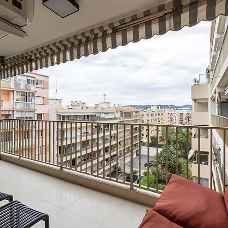 Апартаменти Renovated Flat 250m From The - Town Centre